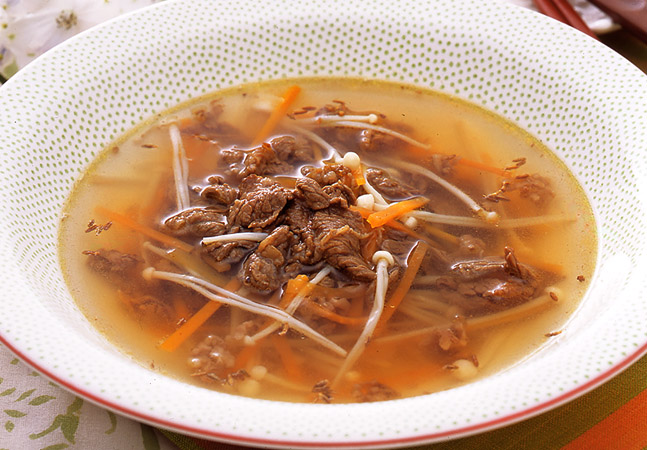 牛肉とニンジンとエノキのスープ煮