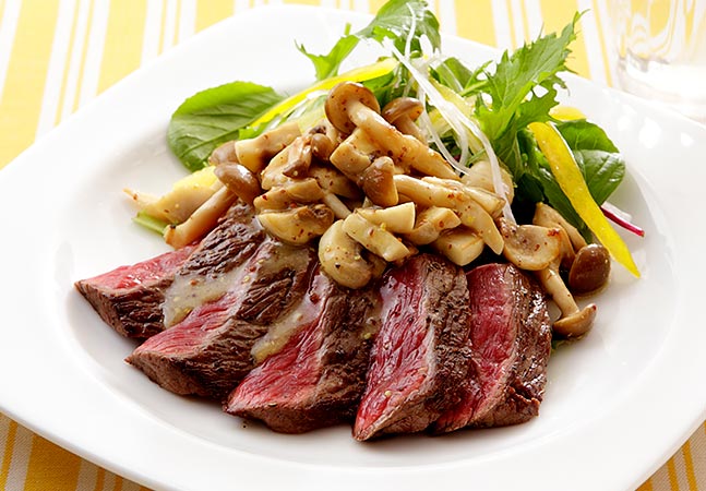 牛肉のステーキ&サラダ 〜きのこソースがけ〜