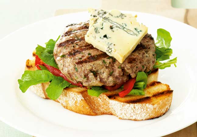 グルメハンバーグとブルーチーズのオープンサンド