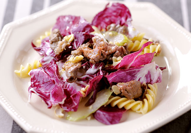 牛肉とショートパスタのホットサラダ