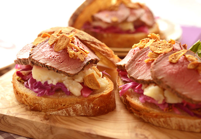 簡単ボイルドローストビーフの厚切りオープンサンド
