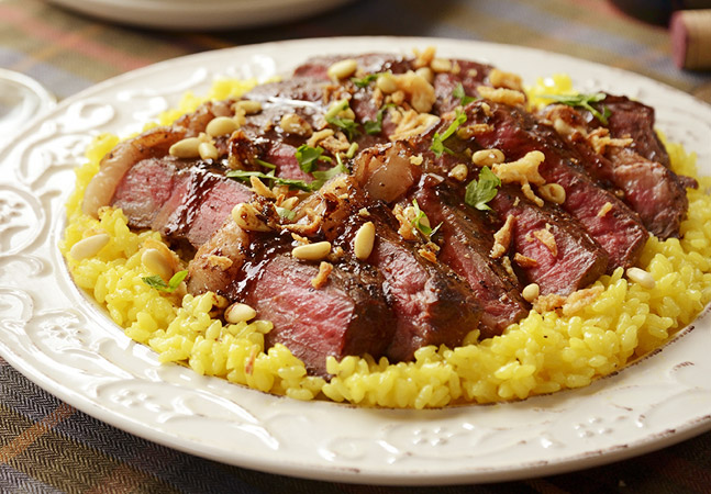 牛ステーキ、赤ワイン風味のチョコレートソース