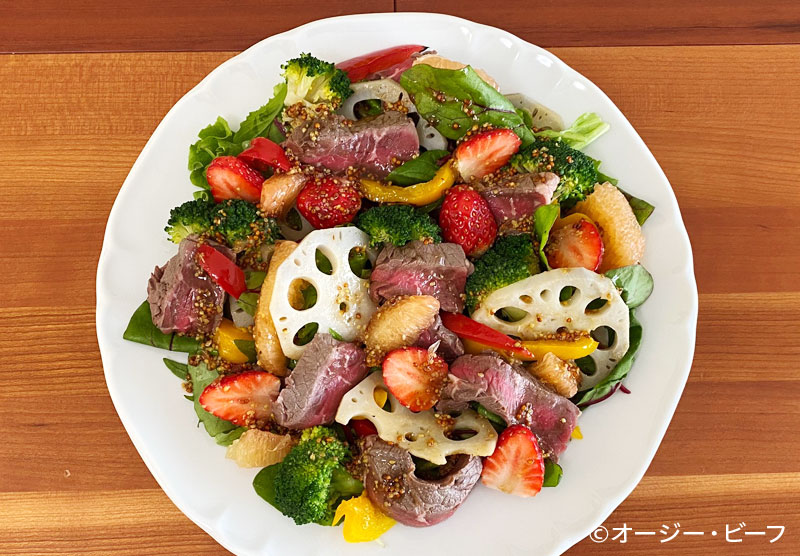 牛肉ステーキのせ野菜フルーツサラダ